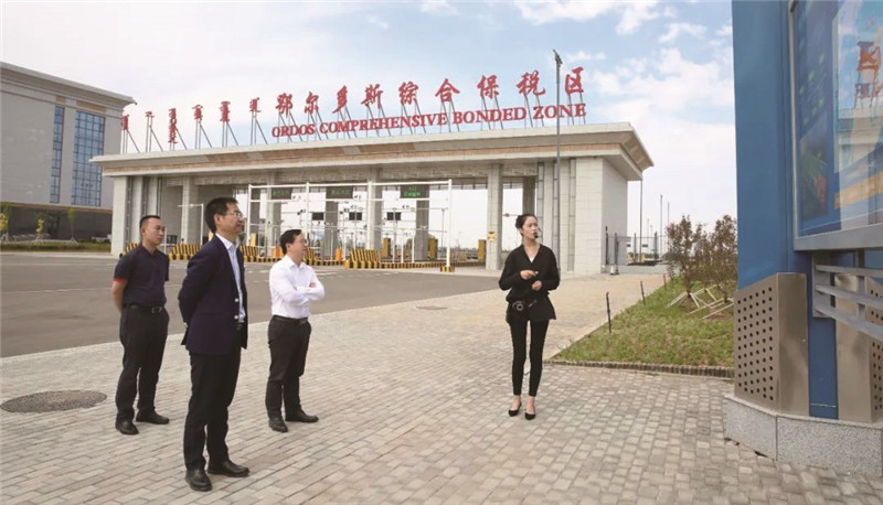新經濟研究所執行所長周順波一行到鄂爾多斯空港物流園區考察調研2.jpg